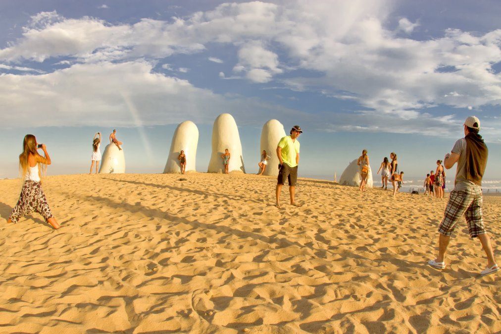 <b>Se recomienda comenzar los paseos en escultura de los dedos, tarjeta postal de la ciudad.</b>