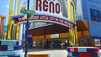 Como su hermana Las Vegas, Reno destella de casinos. Como su hermana Las Vegas, Reno destella de casinos.