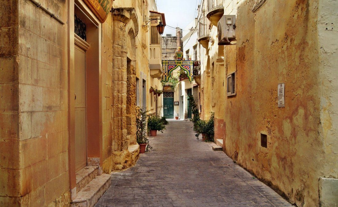 Además de playas, Malta ofrece ciudades con callejuelas como esta.