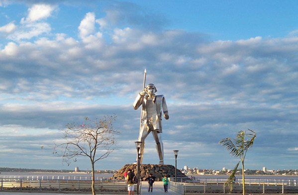 Andrés Guacurarí es un ícono de Misiones y esta estatua se halla en plena Costanera de la ciudad de Posadas.