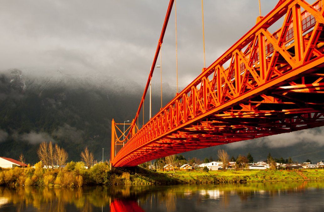 Puerto Aysén da la bienvenida con el bello Puente Ibáñez. 