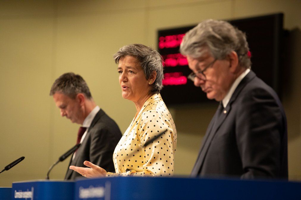 Eric Mamer, Vocero en jefe de la Comisión Europea; Magrethe Vestager, Comisaria Europea para la Competencia y para para la Era Digital, además es vicepresidenta Ejecutiva de la Comisión; y Thierry Breton, Comisario Europeo para el Mercado Interno.