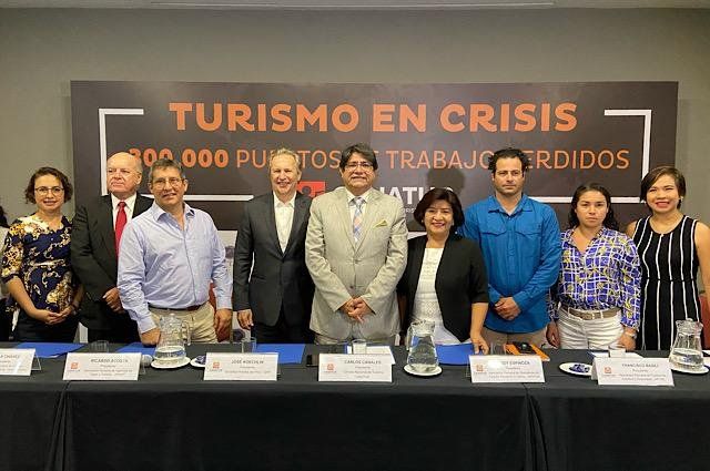 Representantes de los gremios turísticos, sonrientes ante el anuncio desolador.