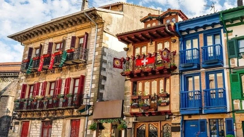 Europa: Hondarribia es una espectacular villa costera en el País Vasco, situada justo en la frontera natural con Francia. Europa: Hondarribia es una espectacular villa costera en el País Vasco, situada justo en la frontera natural con Francia.