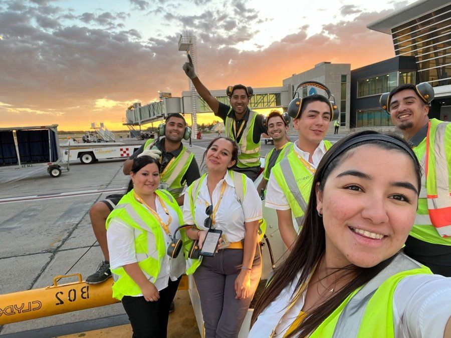 Personal de Flybondi en el aeroparque Jorge Newbery.