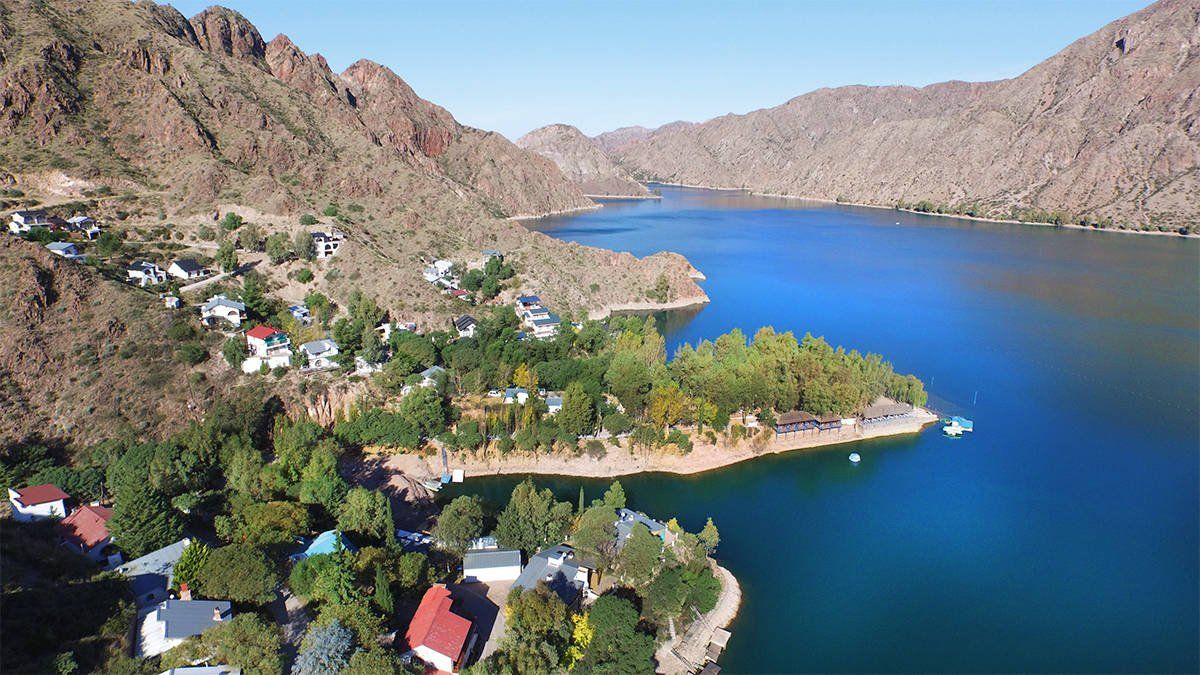 Vacaciones de invierno: el Club de Pesca y Náutica del embalse Los Reyunos ofrece diversos servicios para el turista.