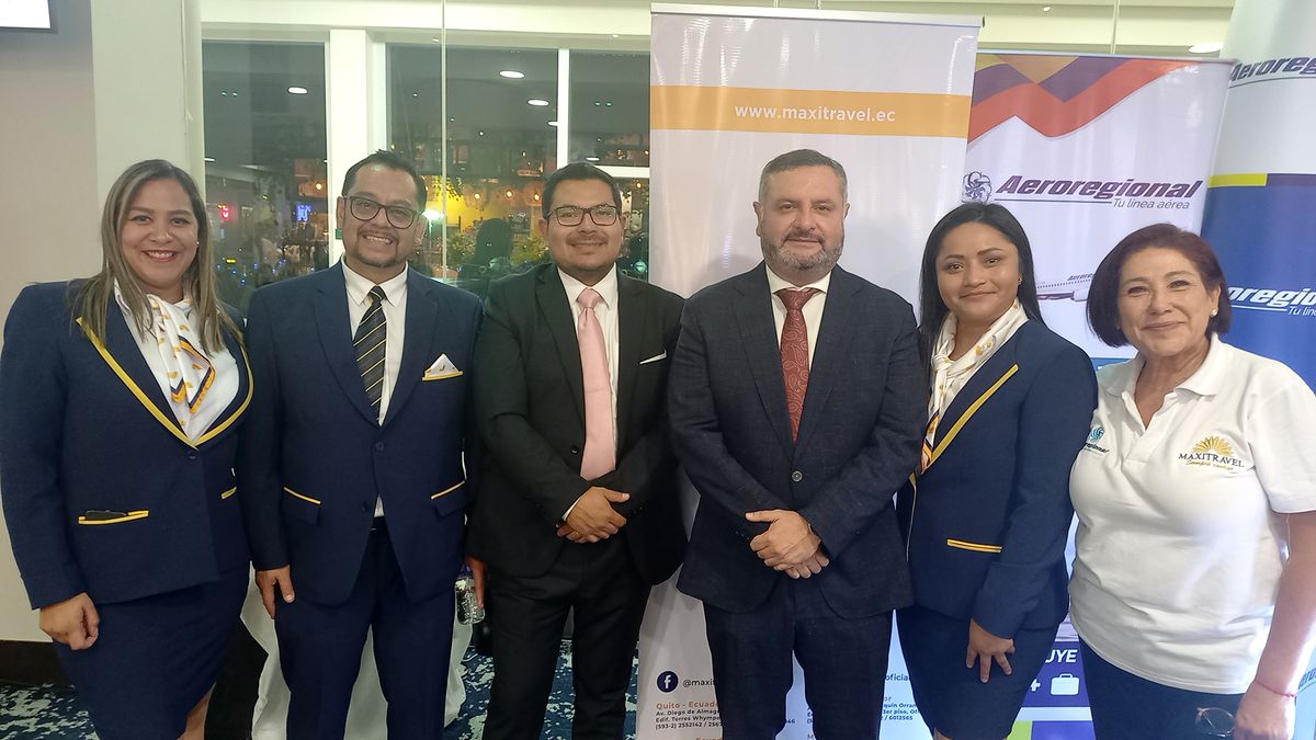 Equipo de Maxitravel, durante la inauguración del vuelo de Aeroregional Quito-Lima.