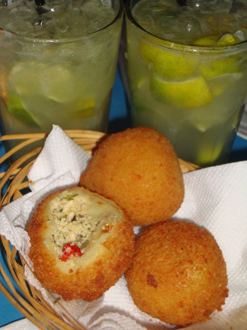 Caipirinhas y coxinhas, un clásico de cualquier “boteco” brasileño.