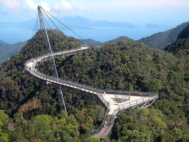 En Longkawi existe la posibilidad de tener una perspectiva totalmente diferente de la isla, accediendo a un puente suspendido en el medio de la selva.