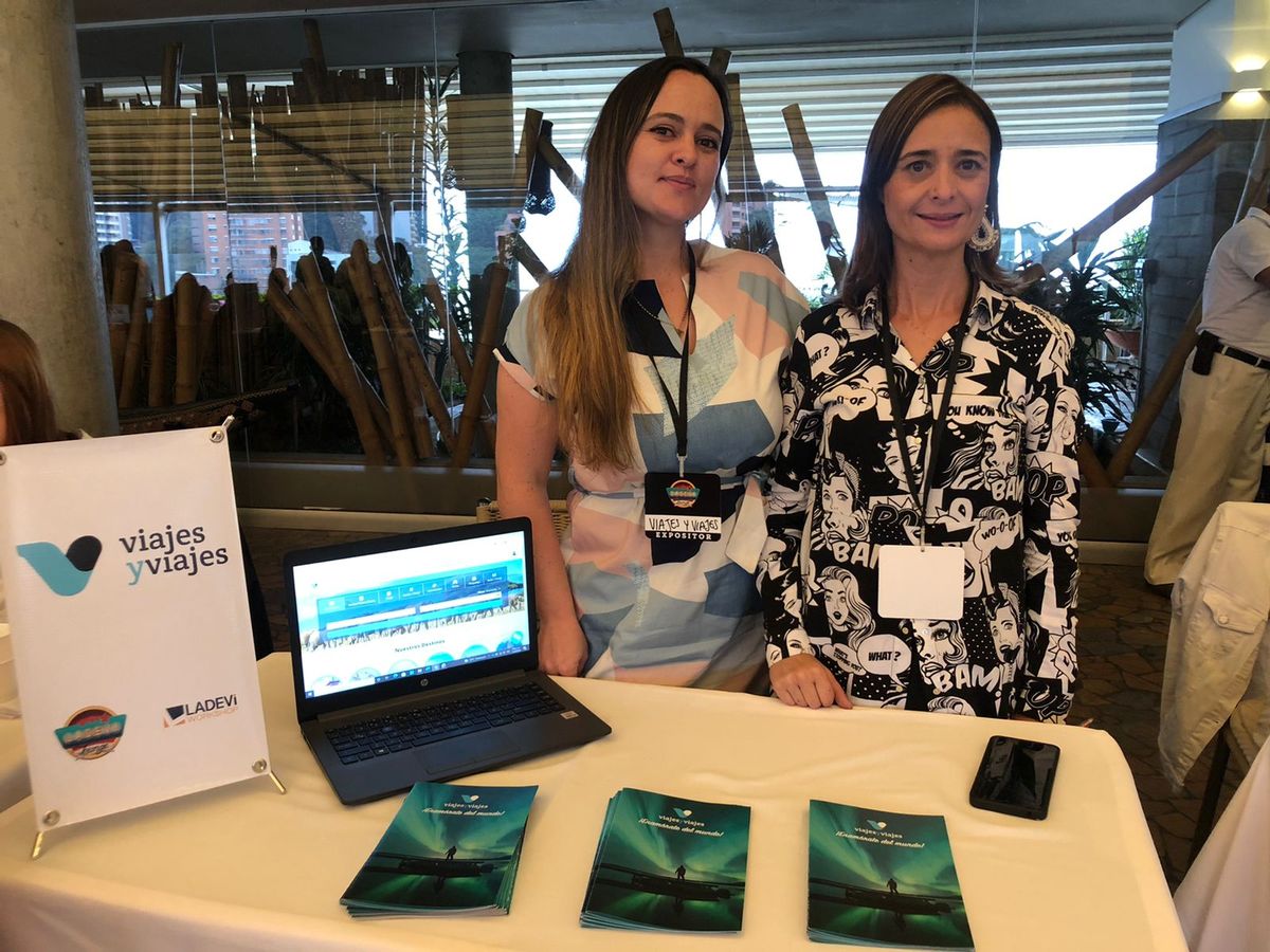 Equipo de Viajes y Viajes durante los Workshops de Ladevi en Medellín.