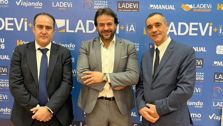 Francisco Vidal de Grupo Transvia, David Patiño de Holon Travel, y Alberto Jiménez de Grupo Transvia.