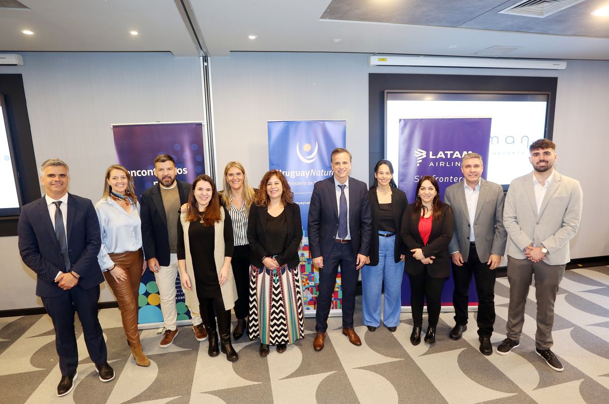 Edwin Shaw, Solanas; Rosario García; Buquebus; Max Adowe, Hyatt Centric; Lucia Amestoy, Cynsa Uruguay; Luciana Abate; The Grand Hotel Lux; Ma Julia Fernández, Coordinadora de Promoción (Cámara Uruguaya de Turismo); Fernando Tapia, vicepresidente Cámara Uruguaya de Turismo; Karina Fortete, asesora en Planificación y Gestión Turística de la División de Turismo de Montevideo; Omar Acurra; Dcom Travel; Mauro Montaño, Museo de los Andes.