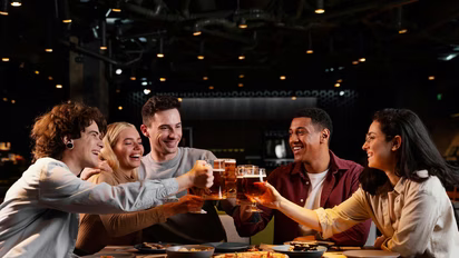 La Alcaldía de Bogotá propone extender el horario de rumba como parte de su estrategia de seguridad urbana.