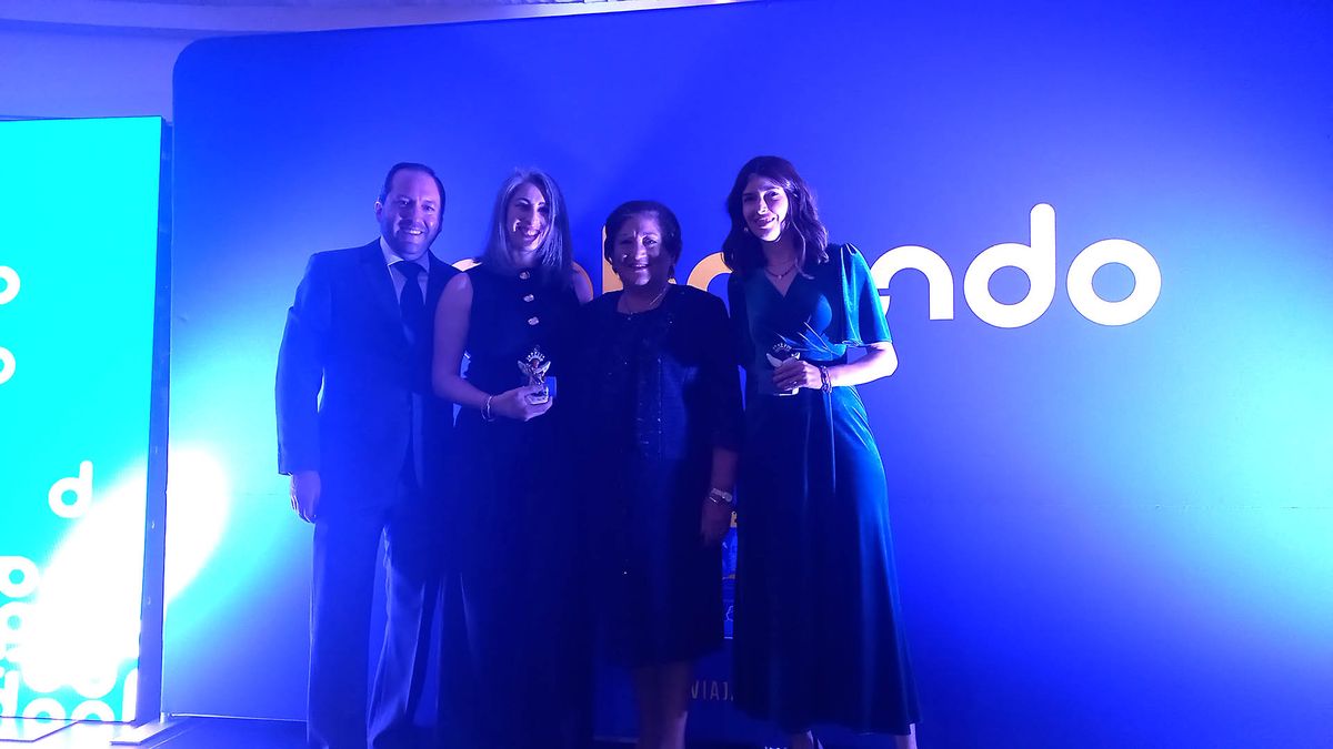 María Fernanda Henríquez, representante de Iberia en Ecuador, junto con directivos de Polimundo.