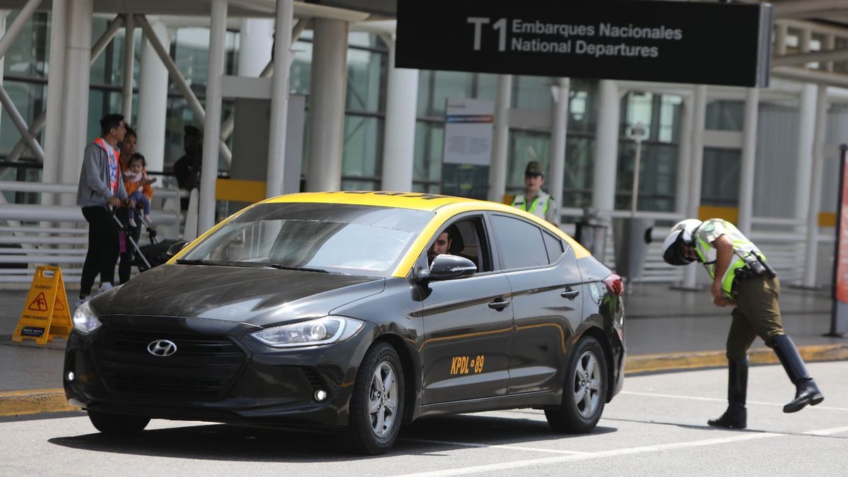 Son 10 los integrantes de la banda de taxistas que estafaban a turistas extranjeros en el Aeropuerto de Santiago. - Ladevi Medios y Soluciones Son 10 los integrantes de la banda de taxistas que estafaban a turistas extranjeros en el Aeropuerto de Santiago.