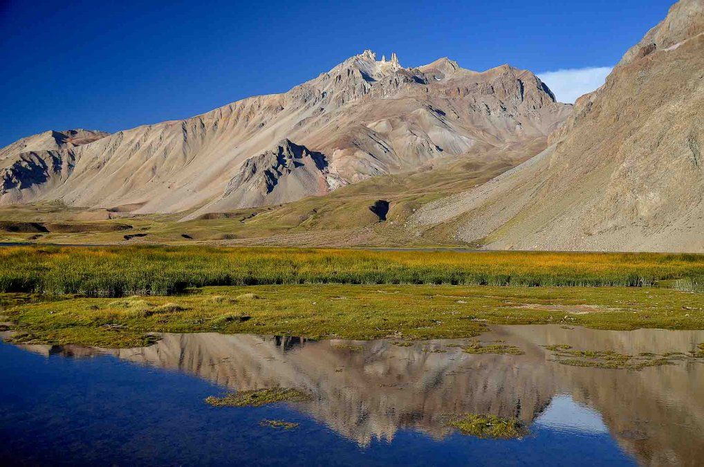 Escapadas en Verano: el mágico rincón de Valle Hermoso de Mendoza se encuentra a 90 km. de la ciudad de Malargüe y a 21 km. del Valle de Las Leñas. Escapadas en Verano: el mágico rincón de Valle Hermoso de Mendoza se encuentra a 90 km. de la ciudad de Malargüe y a 21 km. del Valle de Las Leñas.