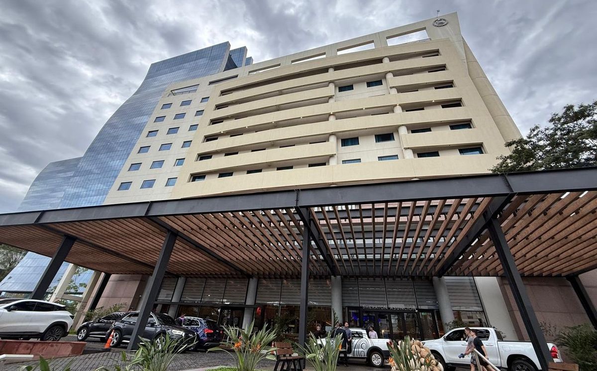 La fachada del renovado Sheraton Asunción Hotel, en una ubicación estratégica de la capital de Paraguay.