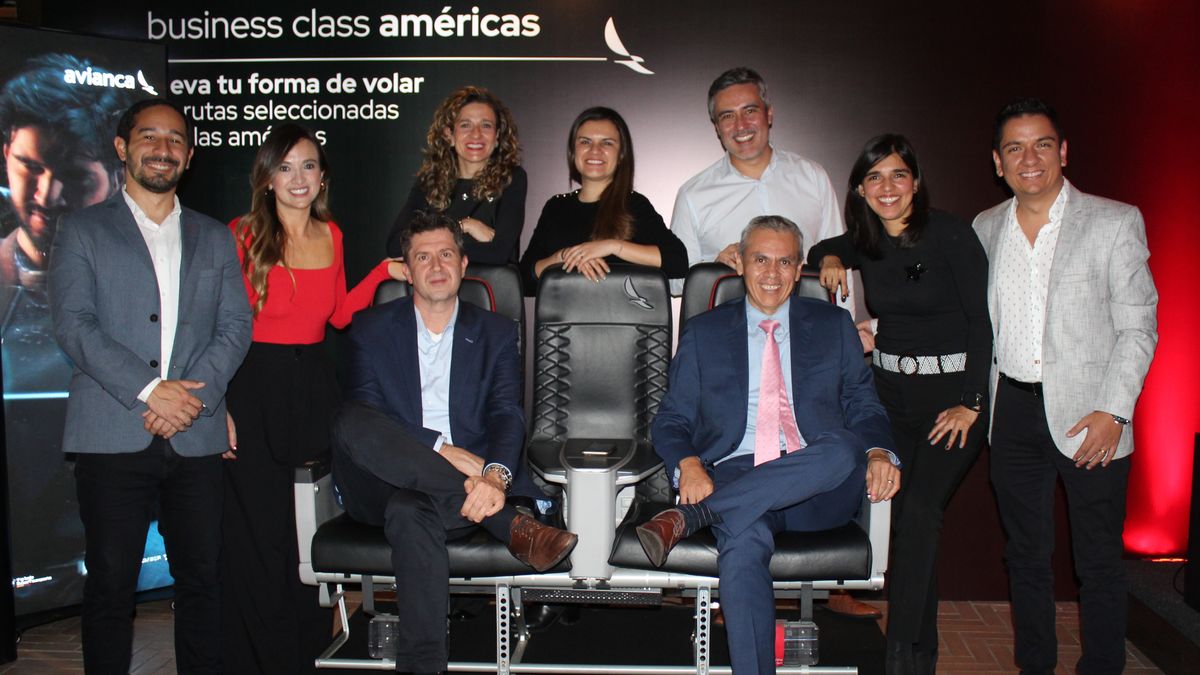 Otto Gergye, nuevo Chief Commercial Officer (CCO); David Alemán, director de Ventas para Colombia y Suramérica; y Ana María Copete, directora de Desarrollo Comercial, junto con otros miembros del equipo de Avianca.