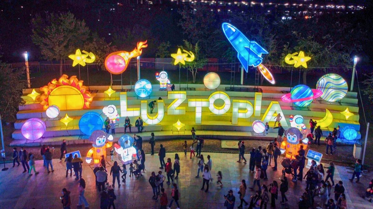 Rodéate del espíritu de la Navidad en el festival de luces más grande de México.