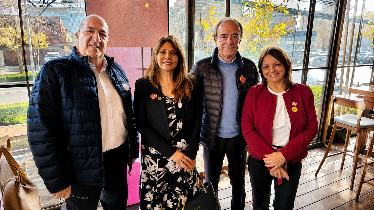 La directora de PromPerú en Chile, María Teresa Villena; y la especialista de Turismo e Inversiones de PromPerú, Andrea Muñoz; junto a Andrés Azuaga (Ladevi) y Carlos Johnson (Revista Eventos).&nbsp;