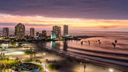 Cavancha es una de las principales playas de Iquique y de la Región de Tarapacá. 