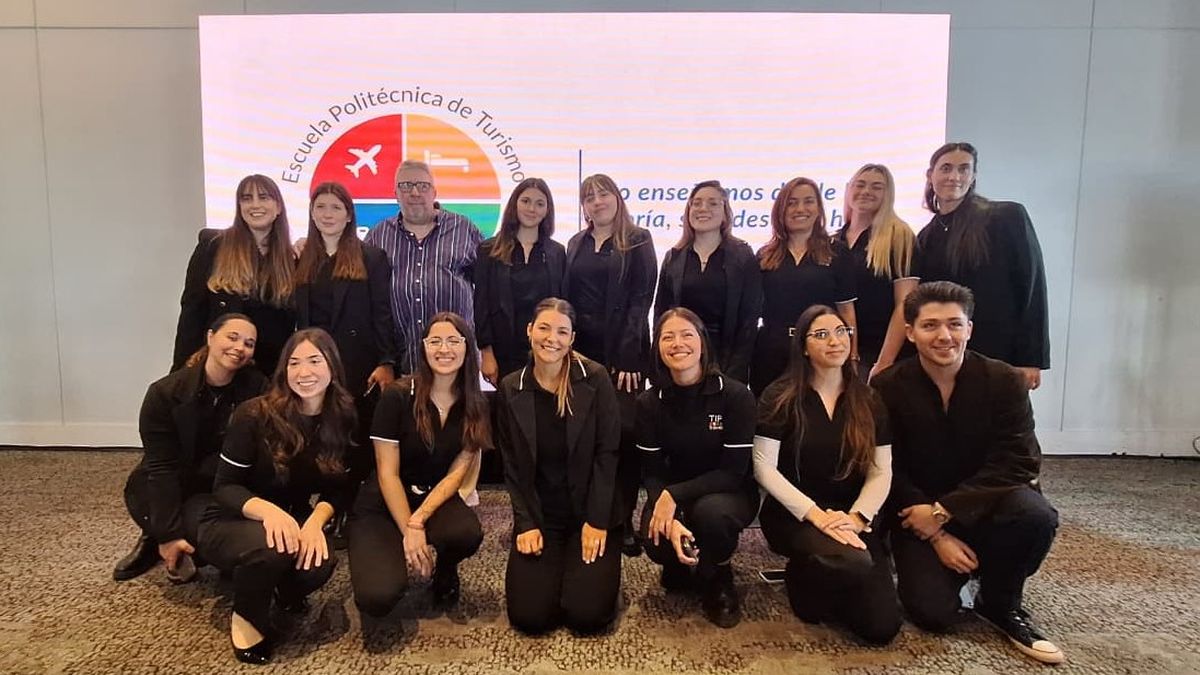 El equipo completo de Tip Travel al término del encuentro de presentación de la Escuela Politécnica de Turismo Tip Travel School.