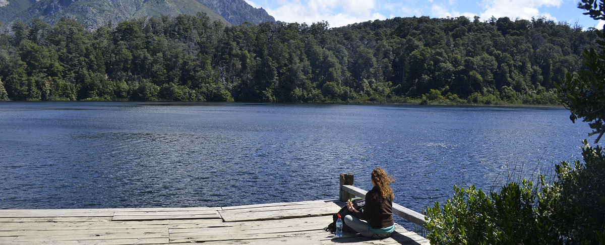 Los senderos del Parque Municipal Llao Llao son ideales para unas vacaciones con niños en Bariloche.