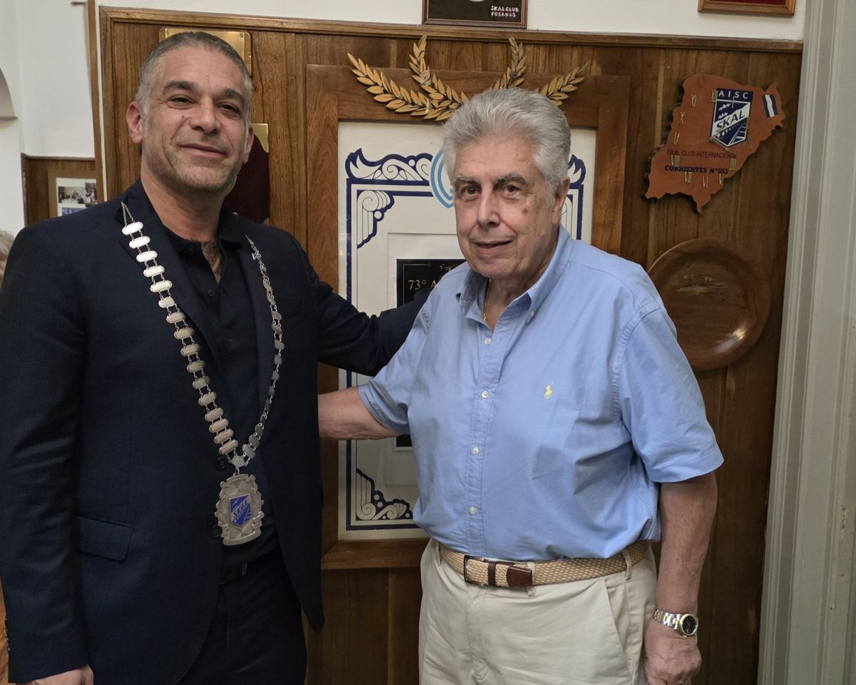 Germán Pérez (der.) entrega el mando del Skål Club Buenos Aires a Martín Ortiz.