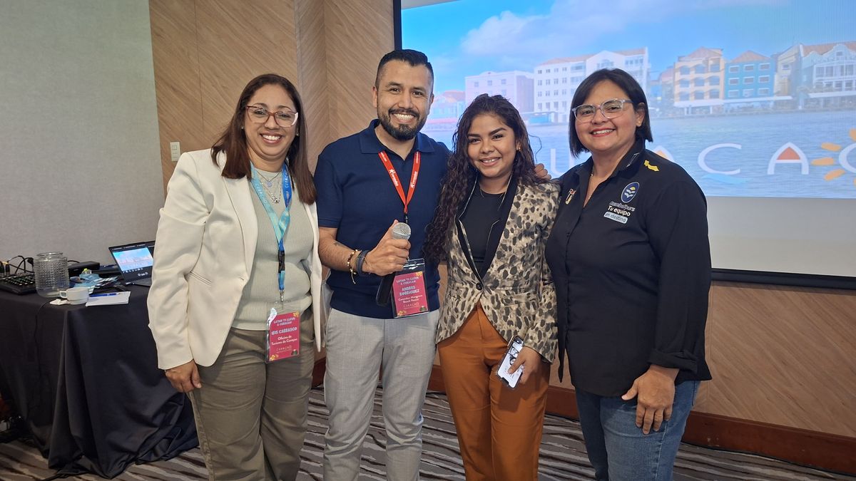 Iris Carrasco, Andrés Rodríguez de Curio Collection by Hilton y Juvira Briceño de Rumba Tours junto a una de las ganadoras del sorteo.