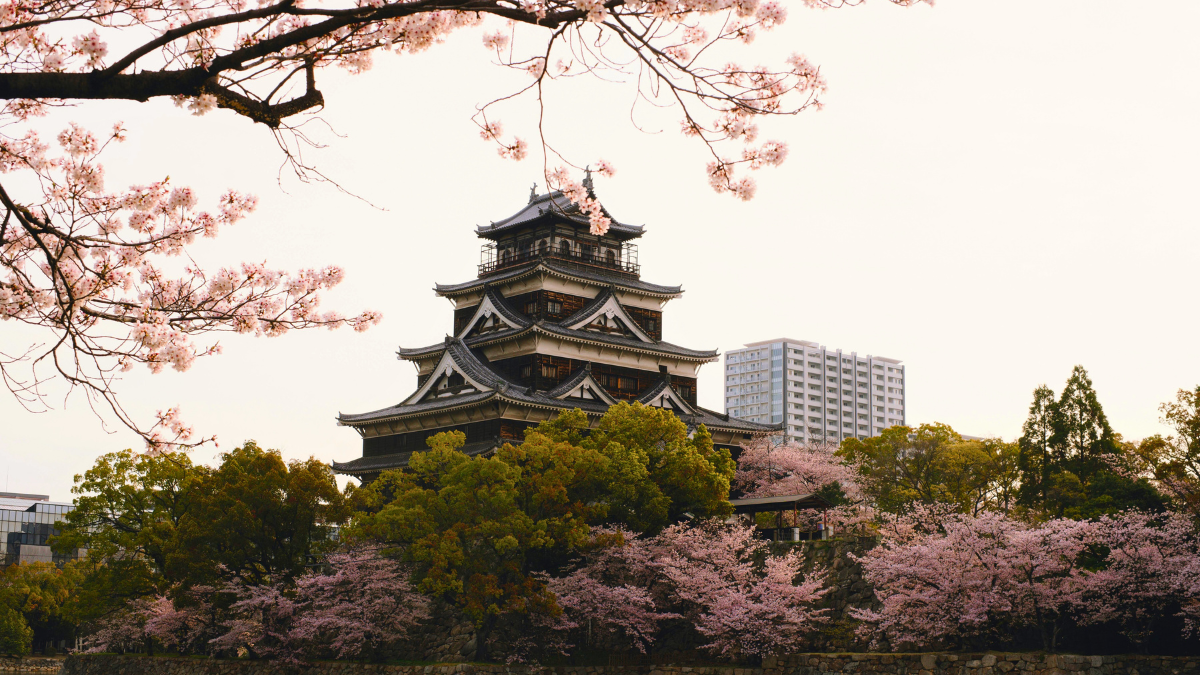 Descubre la historia y la belleza natural de Hiroshima en tus vacaciones por Japón.