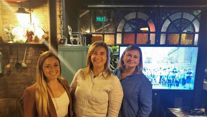 Agustina Rodríguez junto a Marisol Feijoo y Myriam Simon.
