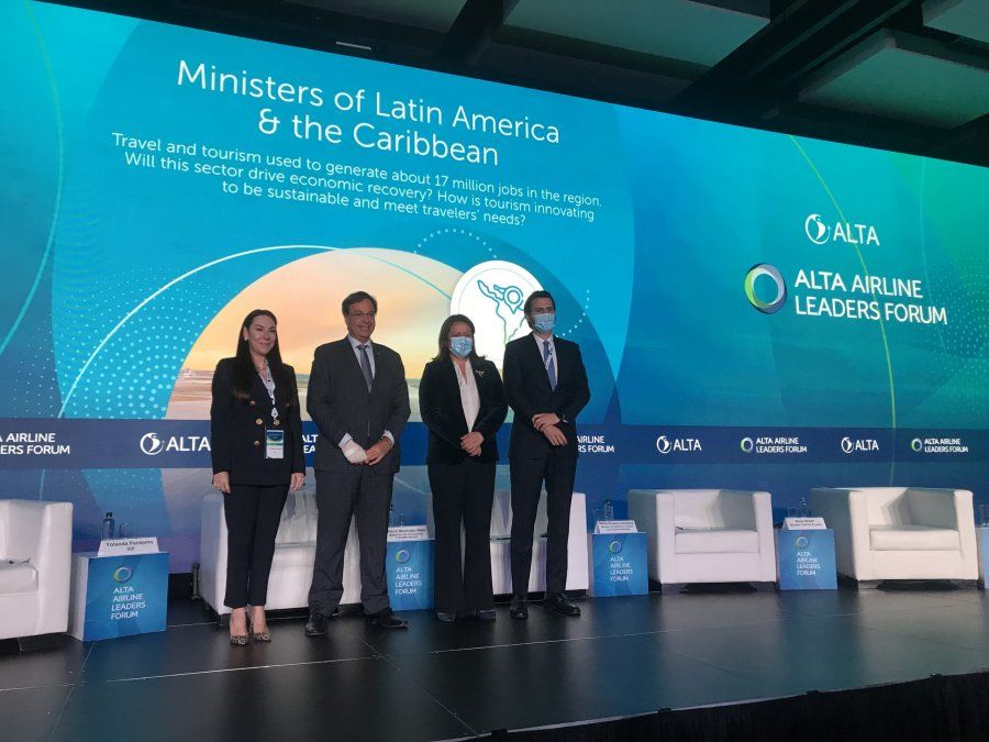 El panel de ministros del Foro de ALTA. De izq. a der.: La moderadora Yolanda Perdomo, senior Global Tourism Estrategist de la consultora ICF, Gilson Machado Neto, María Jimena Lomana y Nilsen Olsen.