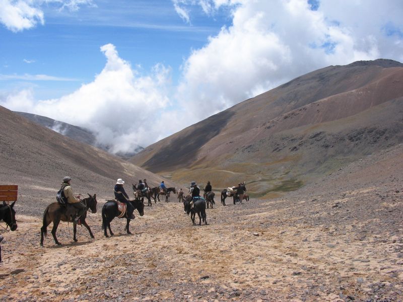 Las cabalgatas se desarrollan en las sierras tucumanas. Allí es posible contemplar el inmenso paisaje desde otra perspectiva.