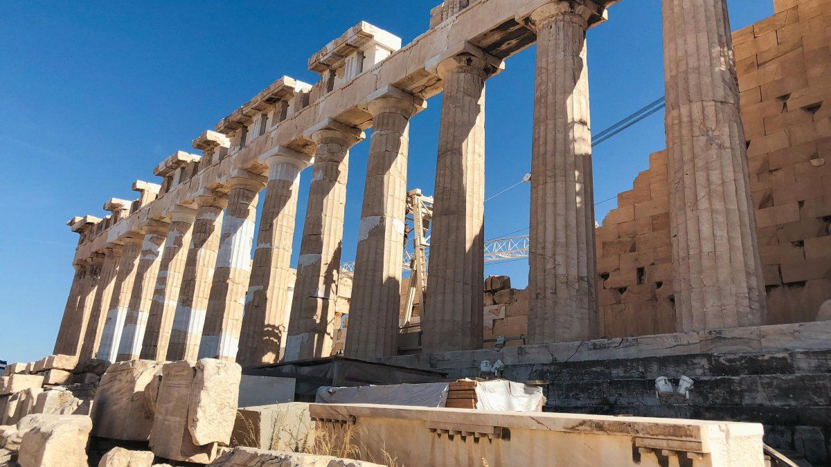 Vacaciones en Grecia: Atenas es un destino donde la historia milenaria de la democracia y la filosofía convive con una vida urbana vibrante.