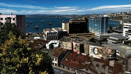 Valparaíso: turistas reservan con poca anticipación y tienen un menor gasto diario.