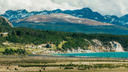 altText(El pueblito de la Patagonia para descansar entre bosques y un inmenso lago este verano)}