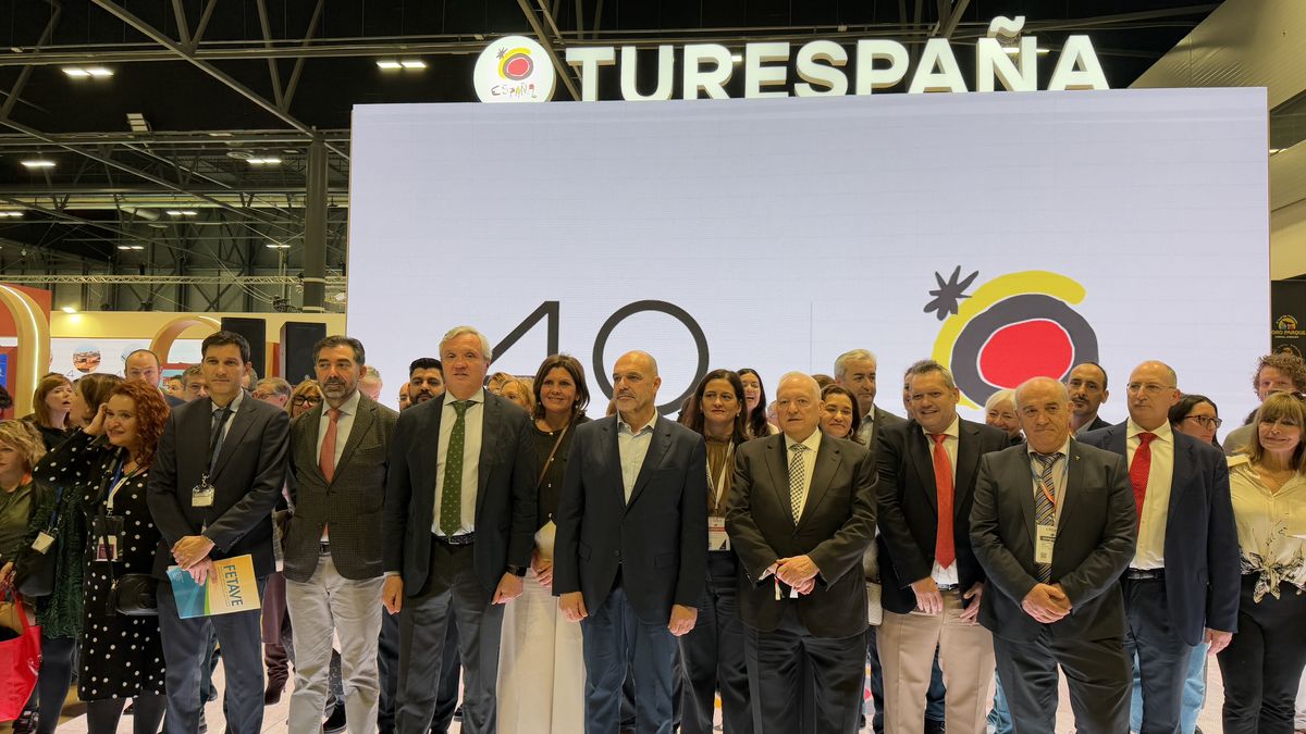 Representantes de CEAV, UNAV, ACAVE y FETAVE, tras la entrega del manifiesto contra el Decreto 933 al Ministerio de Industria y Turismo durante Fitur 2025.
