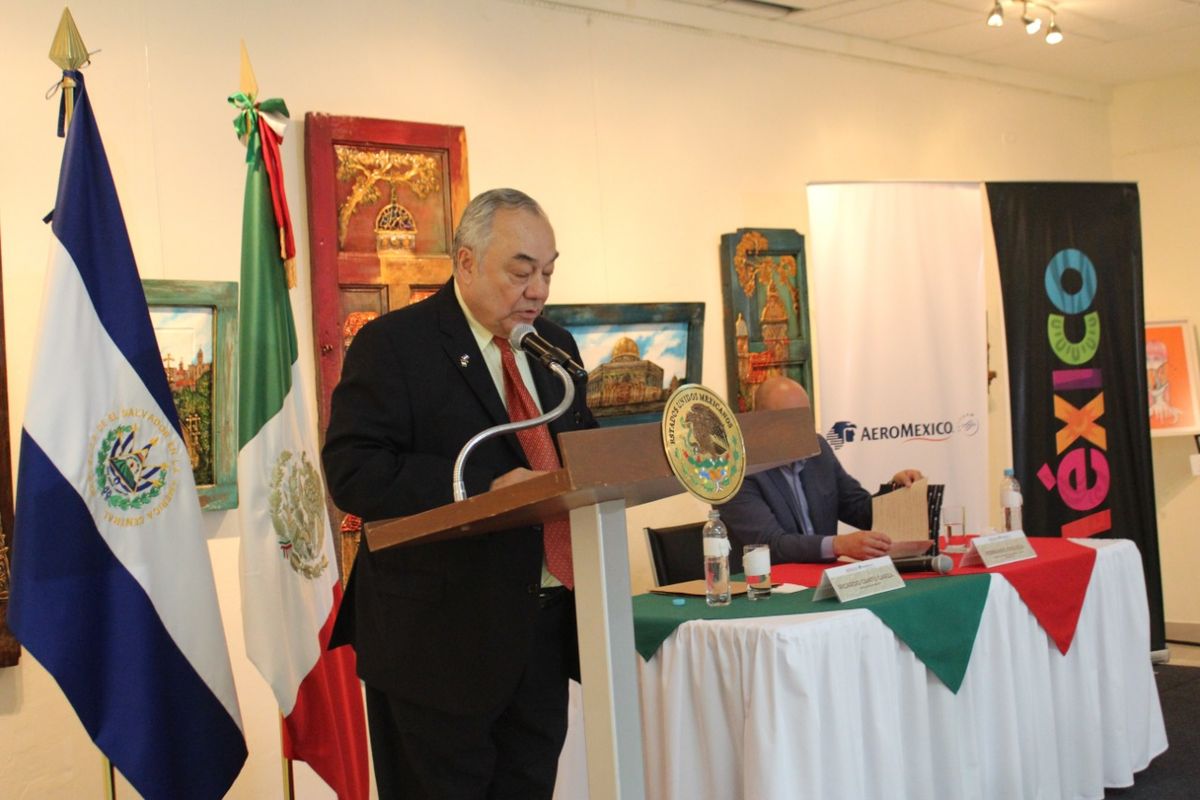 Celebración de Aeroméxico en El Salvador con la presencia del embajador de México en ese país, Ricardo Cantú.