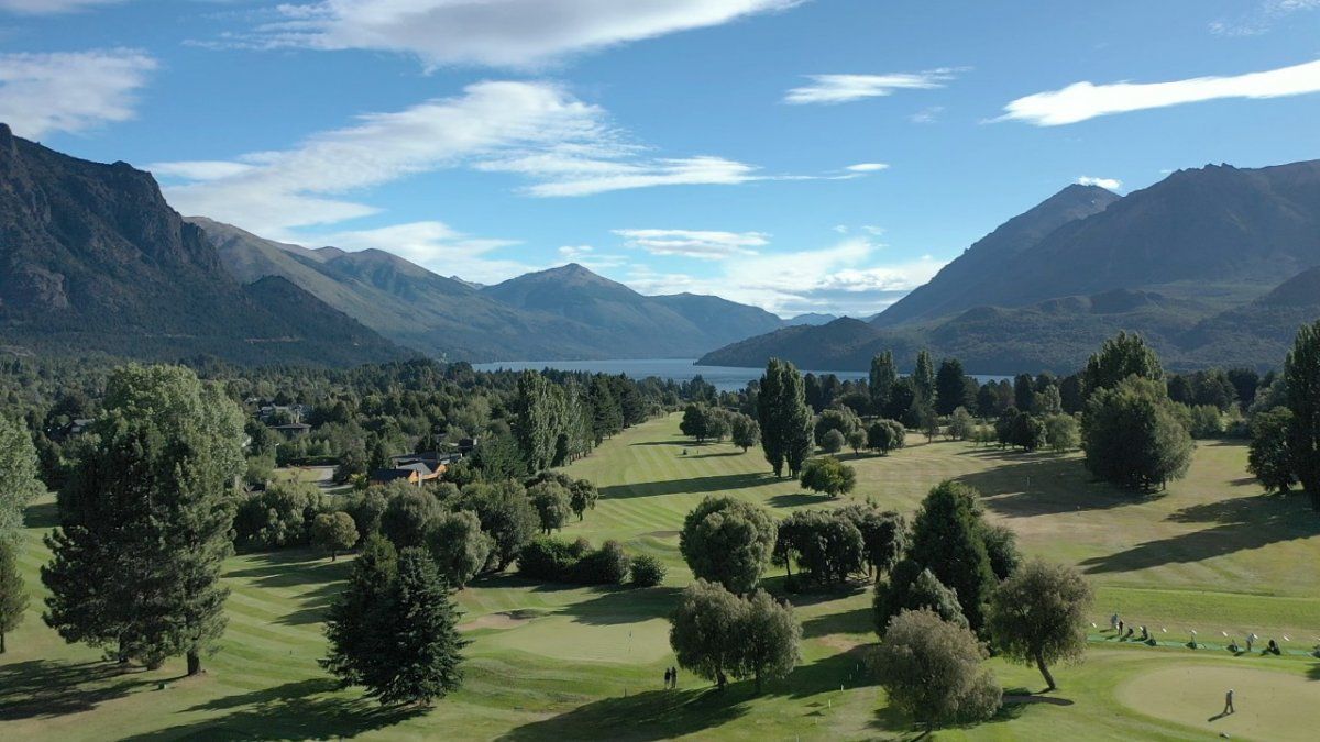 Bariloche, al sur de Argentina, un destino encantador para la práctica del golf.