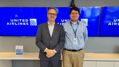 Rolf Meyer y Víctor Martinez durante la presentación de la app de United Airlines para medios de comunicación.