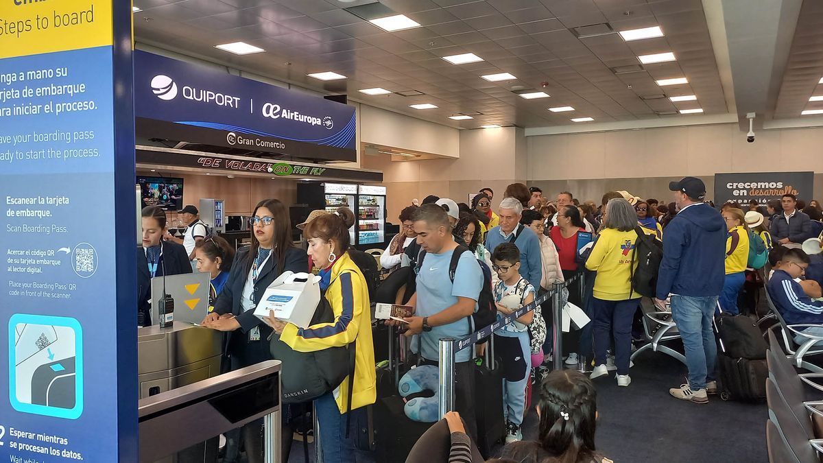 Pasajeros embarcan el nuevo vuelo de Air Europa en el aeropuerto Mariscal Sucre de Quito.