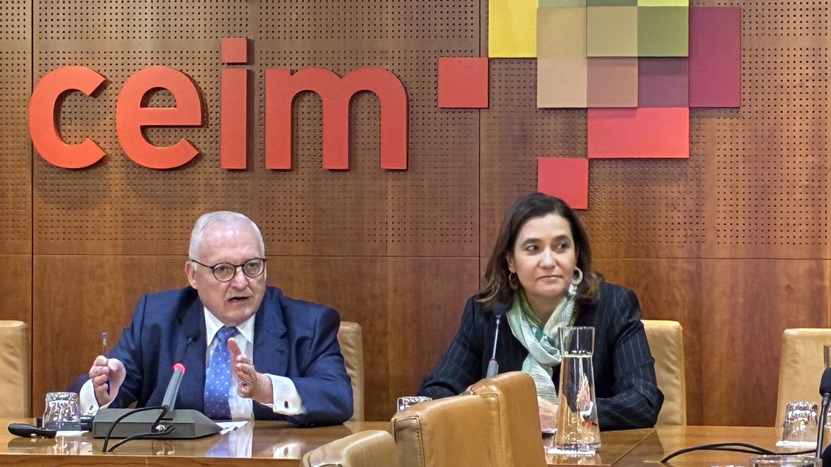 José Luis Méndez, presidente de UNAV, presenta el inicio de la jornada