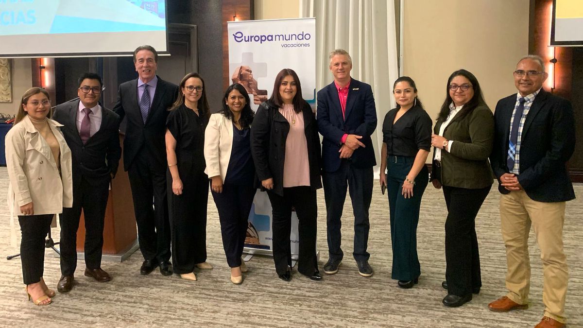 Equipos de Europamundo y Satustravel. 