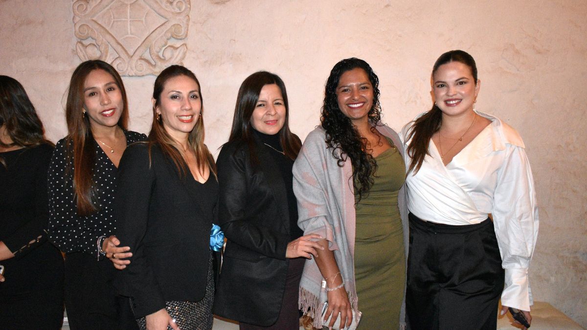 Nathalie Villacorta, Patricia Sánchez, Carol Chuyes, Shaony Revoreso y Vania Cáceres.