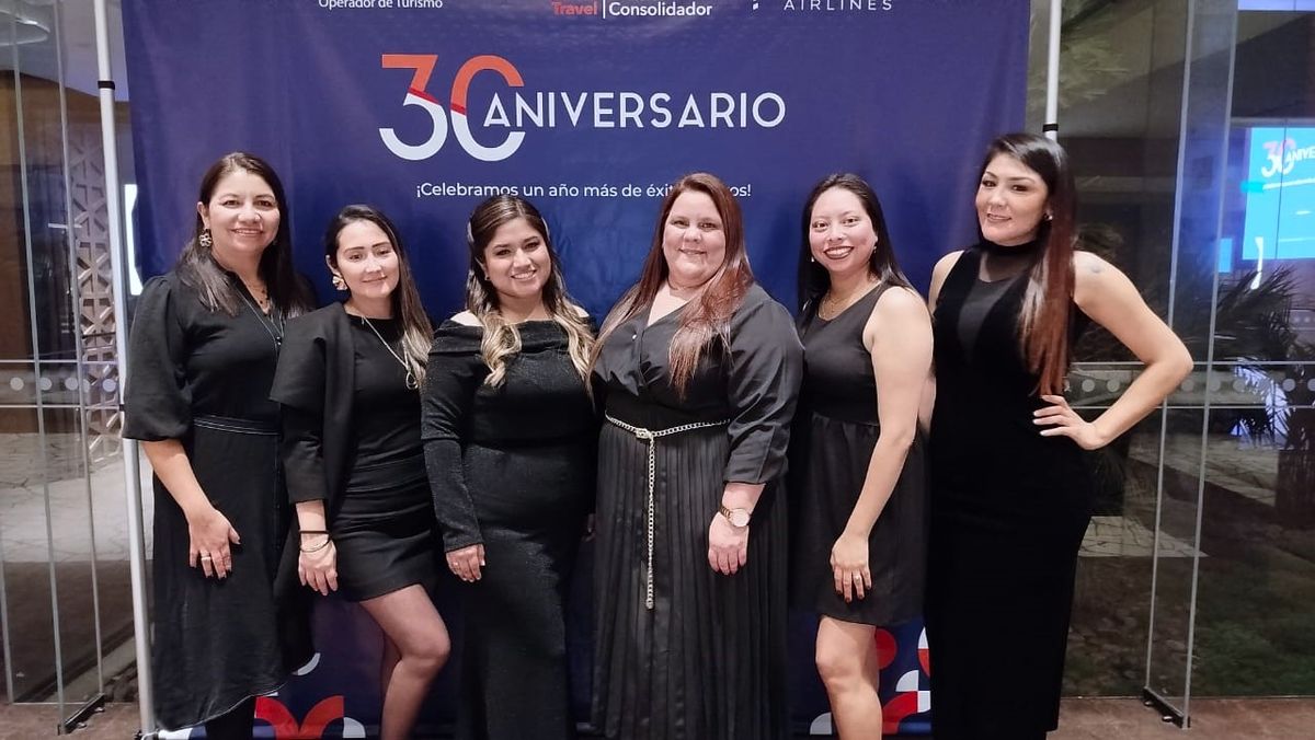 Lorena Belaúnde y el equipo de Trotamundos Reps.