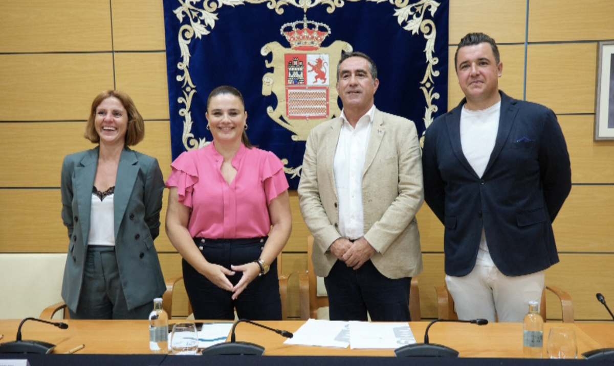 Representantes de Meliá y del cabildo de las Islas Canarias durante la firma del acuerdo.