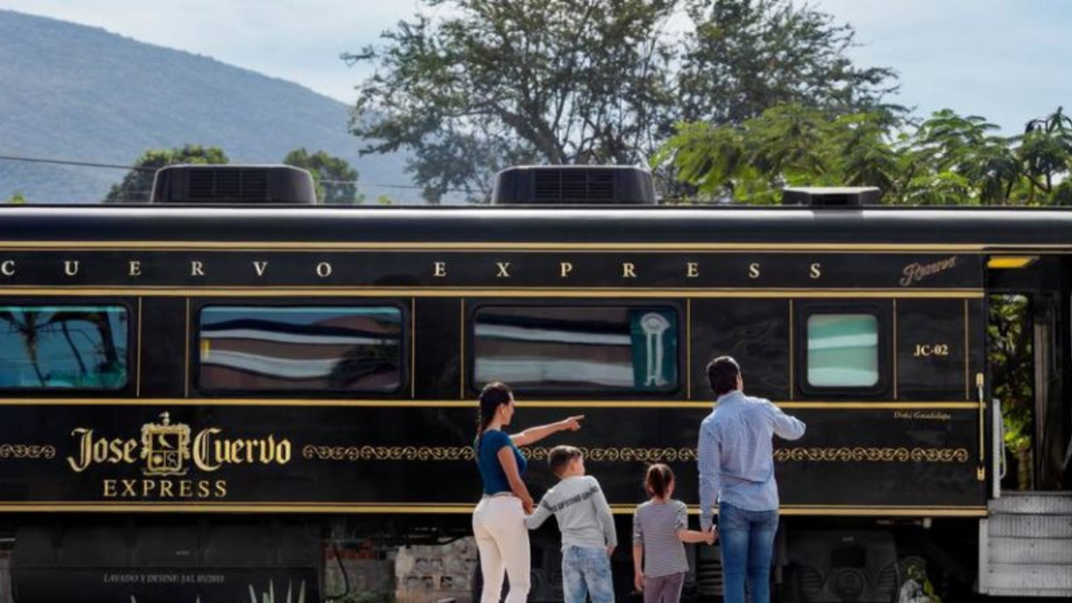 El tren José Cuervo Express atraviesa los paisajes agaveros de Guadalajara a Tequila.