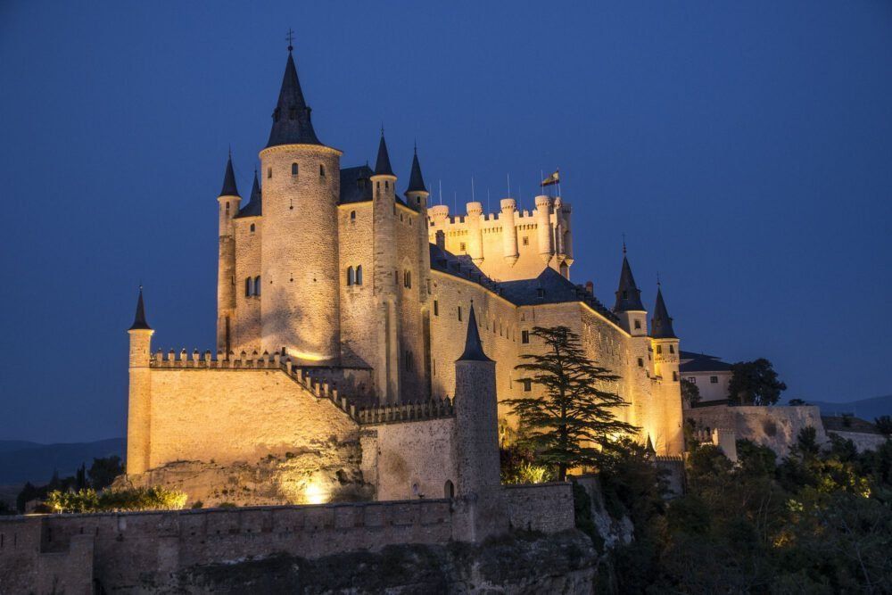 En Europa los castillos se pueden visitar a través de tour o con audioguia. El de Segovia queda a una hora treinta de Madrid.