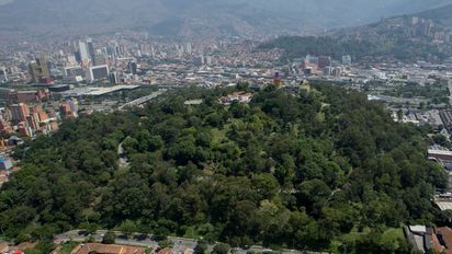 El Pueblito Paisa se encuentra ubicado en el Cerro de Nutibara de Medellín. El Pueblito Paisa se encuentra ubicado en el Cerro de Nutibara de Medellín.
