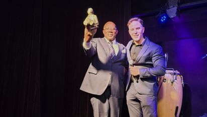 El embajador de Angola en Argentina, Azevedo Xavier Francisco, y Luciano Machi, director de Marketing de Michelangelo Legend.